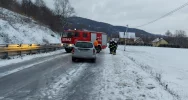 Czołowo-boczne zderzenie aut, dwie osoby trafiły do szpitala - zdjęcie 2
