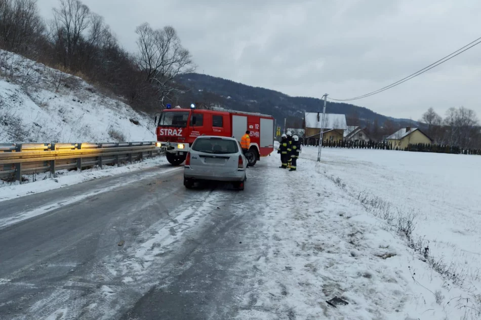 Czołowo-boczne zderzenie aut, dwie osoby trafiły do szpitala - zdjęcie 2