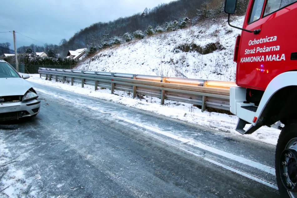 Czołowo-boczne zderzenie aut, dwie osoby trafiły do szpitala - zdjęcie 3