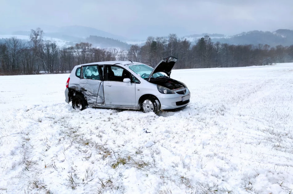 Czołowo-boczne zderzenie aut, dwie osoby trafiły do szpitala - zdjęcie 4