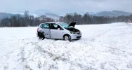 Czołowo-boczne zderzenie aut, dwie osoby trafiły do szpitala - zdjęcie 4