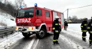 Czołowo-boczne zderzenie aut, dwie osoby trafiły do szpitala - zdjęcie 5