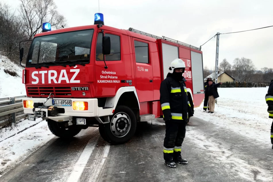 Czołowo-boczne zderzenie aut, dwie osoby trafiły do szpitala - zdjęcie 5