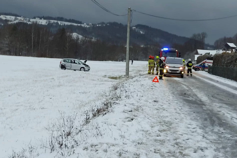 Czołowo-boczne zderzenie aut, dwie osoby trafiły do szpitala - zdjęcie 6