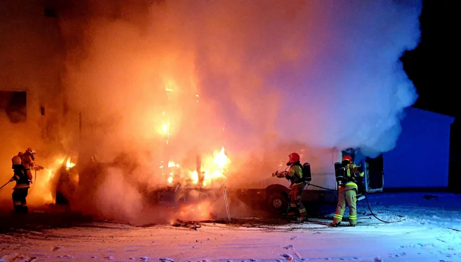 Spłonęły dwa samochody, ogień rozprzestrzenił się na budynek usługowy - zdjęcie 1