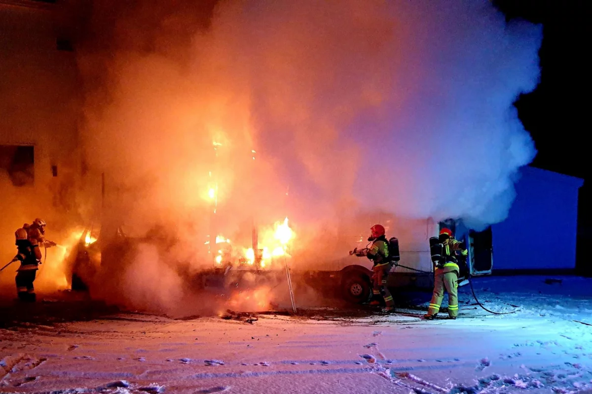 Spłonęły dwa samochody, ogień rozprzestrzenił się na budynek usługowy