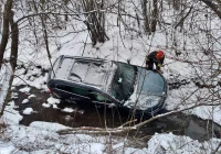 Po zderzeniu samochód wjechał do koryta potoku - zdjęcie główne