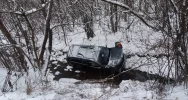Po zderzeniu samochód wjechał do koryta potoku - zdjęcie 2