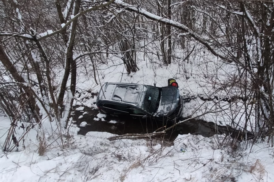 Po zderzeniu samochód wjechał do koryta potoku - zdjęcie 2