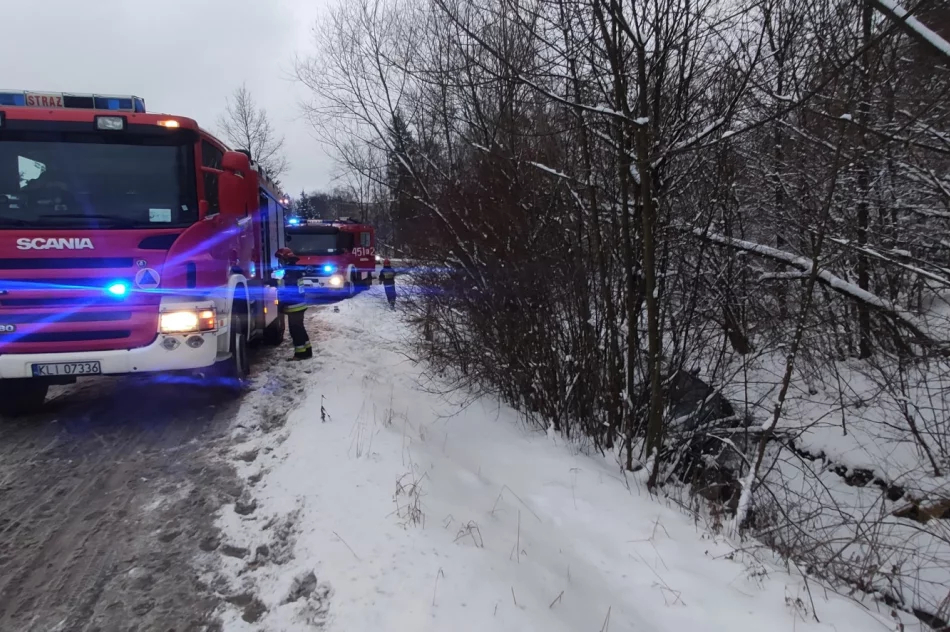 Po zderzeniu samochód wjechał do koryta potoku - zdjęcie 5