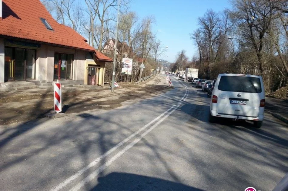 Drogowcy przywracają przejście dla pieszych. Utrudniony wjazd i wyjazd ze szpitala - zdjęcie 2