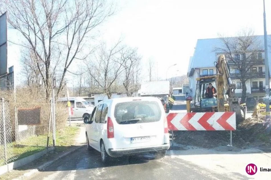 Drogowcy przywracają przejście dla pieszych. Utrudniony wjazd i wyjazd ze szpitala - zdjęcie 3