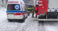 Groźnie wyglądające zderzenie autobusu z ciężarówką. Ranne dwie osoby - zdjęcie 4