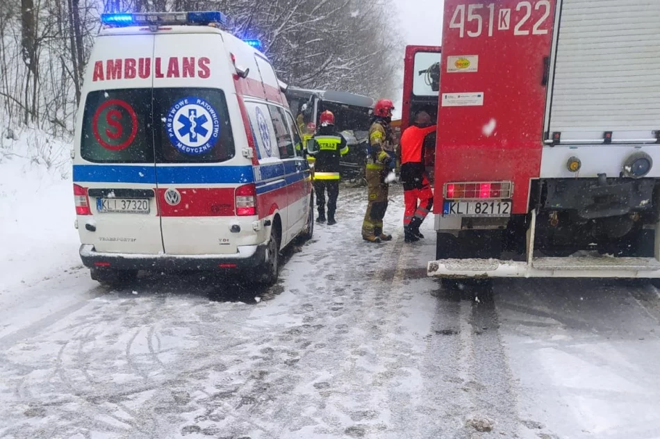 Groźnie wyglądające zderzenie autobusu z ciężarówką. Ranne dwie osoby - zdjęcie 4