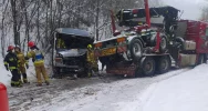 Groźnie wyglądające zderzenie autobusu z ciężarówką. Ranne dwie osoby - zdjęcie 5
