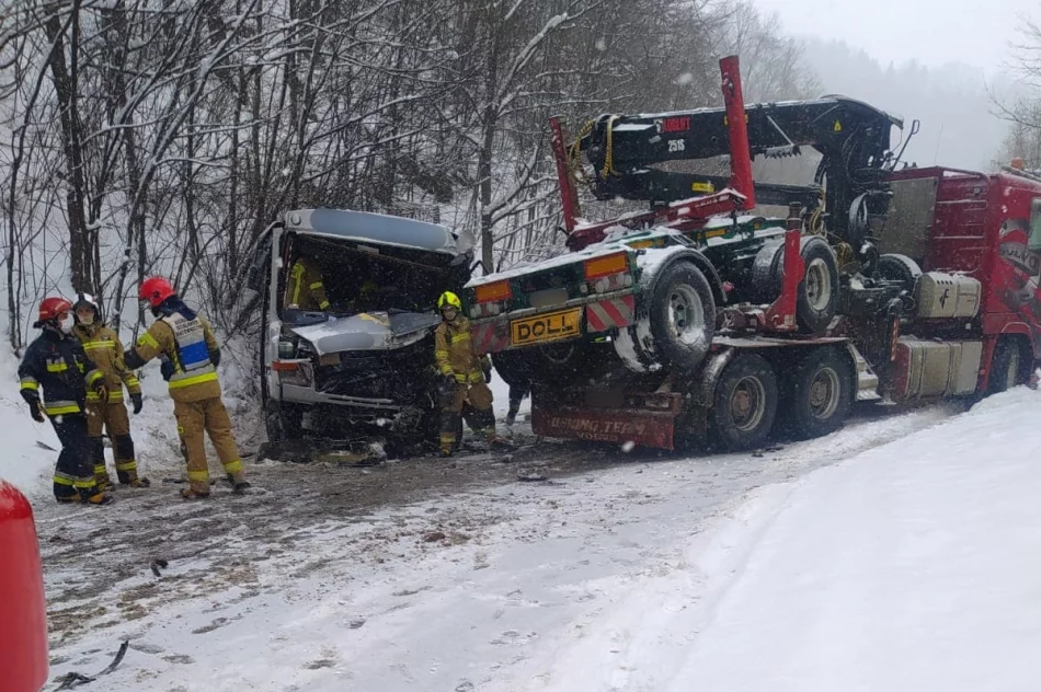 Groźnie wyglądające zderzenie autobusu z ciężarówką. Ranne dwie osoby - zdjęcie 5