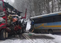 Groźnie wyglądające zderzenie autobusu z ciężarówką. Ranne dwie osoby - zdjęcie główne