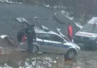 Radiowóz zawisł na murku - powodem… oblodzona nawierzchnia - zdjęcie główne