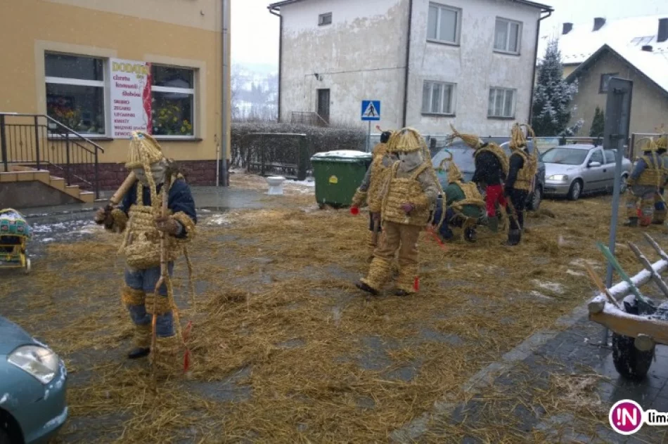 Dziadom Śmiguśnym pogoda nie przeszkodziła - jest bardzo wesoło (foto i video) - zdjęcie 2
