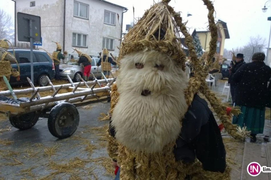 Dziadom Śmiguśnym pogoda nie przeszkodziła - jest bardzo wesoło (foto i video) - zdjęcie 3