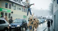 Dziadom Śmiguśnym pogoda nie przeszkodziła - jest bardzo wesoło (foto i video) - zdjęcie 4