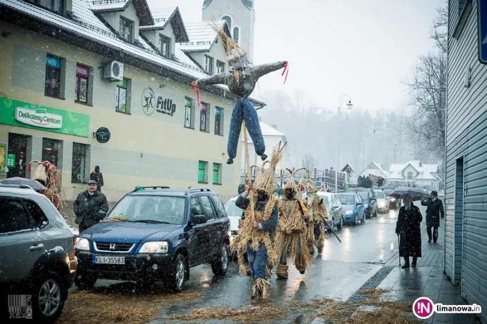 Dziadom Śmiguśnym pogoda nie przeszkodziła - jest bardzo wesoło (foto i video) - zdjęcie 4
