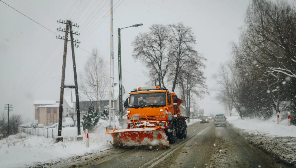 Dwa zdarzenia na drogach. Kolizja z pługopiaskarką - zdjęcie 1