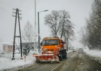 Dwa zdarzenia na drogach. Kolizja z pługopiaskarką - zdjęcie główne