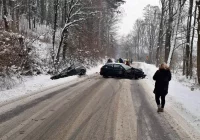 Dwie osoby trafiły do szpitala po czołowym zderzeniu aut - zdjęcie główne