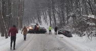 Dwie osoby trafiły do szpitala po czołowym zderzeniu aut - zdjęcie 2