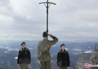 Pamięć o Wielkim Polaku - warta honorowa przy papieskim krzyżu - zdjęcie główne