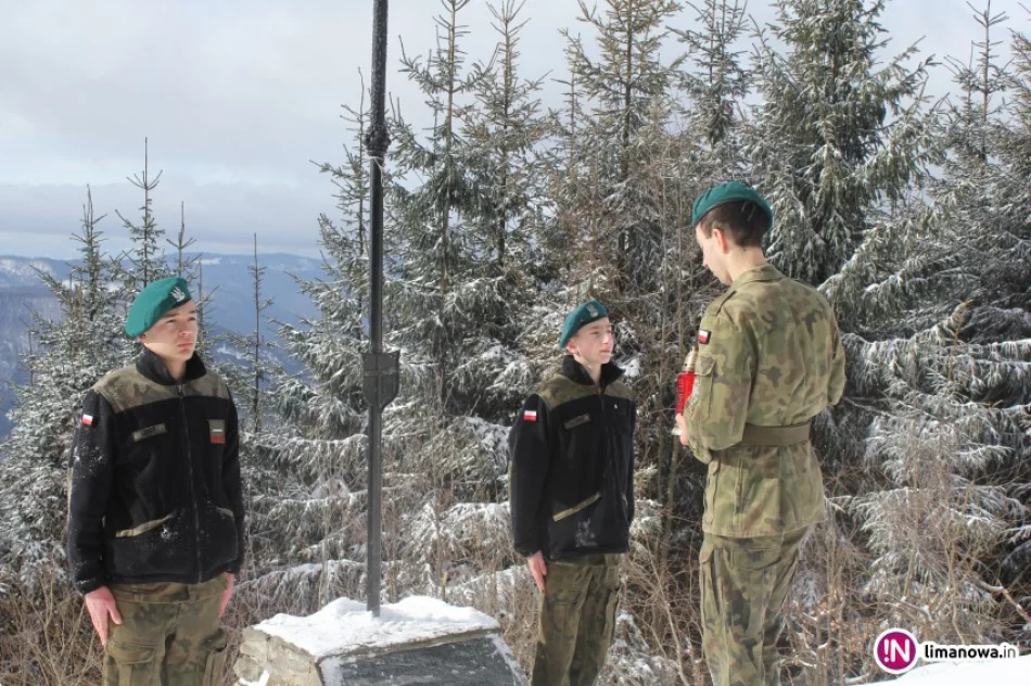 Pamięć o Wielkim Polaku - warta honorowa przy papieskim krzyżu - zdjęcie 2