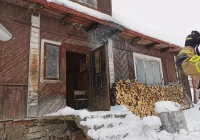 Zapaliła się skrzynka elektryczna na drewnianym budynku. Strażacy w porę ugasili pożar - zdjęcie główne