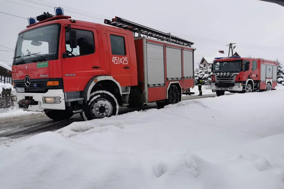 Zapaliła się skrzynka elektryczna na drewnianym budynku. Strażacy w porę ugasili pożar - zdjęcie 2