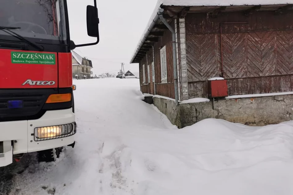 Zapaliła się skrzynka elektryczna na drewnianym budynku. Strażacy w porę ugasili pożar - zdjęcie 3