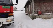 Zapaliła się skrzynka elektryczna na drewnianym budynku. Strażacy w porę ugasili pożar - zdjęcie 3