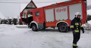 Zapaliła się skrzynka elektryczna na drewnianym budynku. Strażacy w porę ugasili pożar - zdjęcie 4