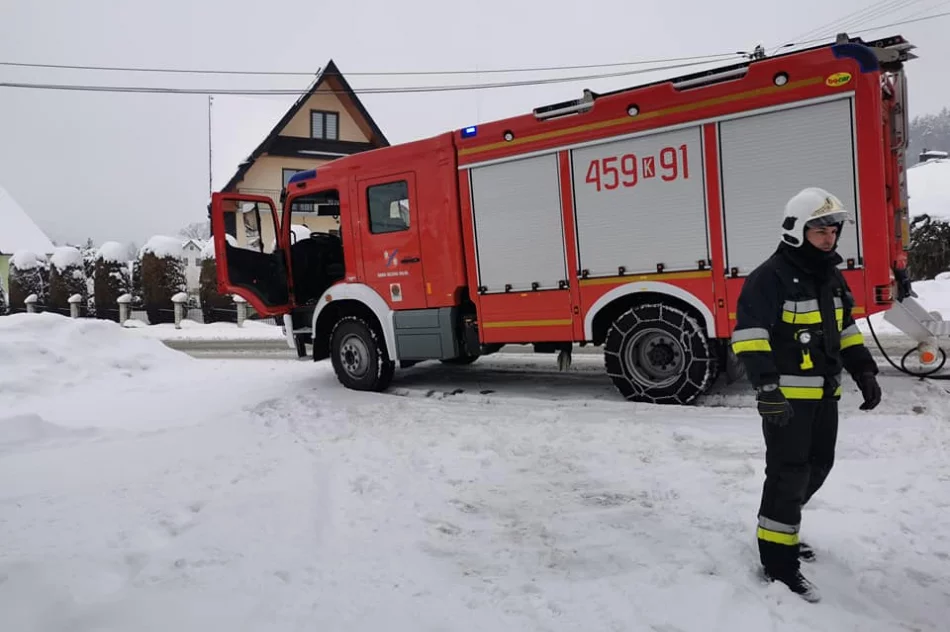 Zapaliła się skrzynka elektryczna na drewnianym budynku. Strażacy w porę ugasili pożar - zdjęcie 4