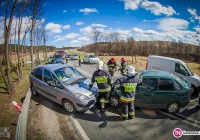 Zderzenie dwóch osobówek na DK28. Jedna osoba ranna - zdjęcie główne
