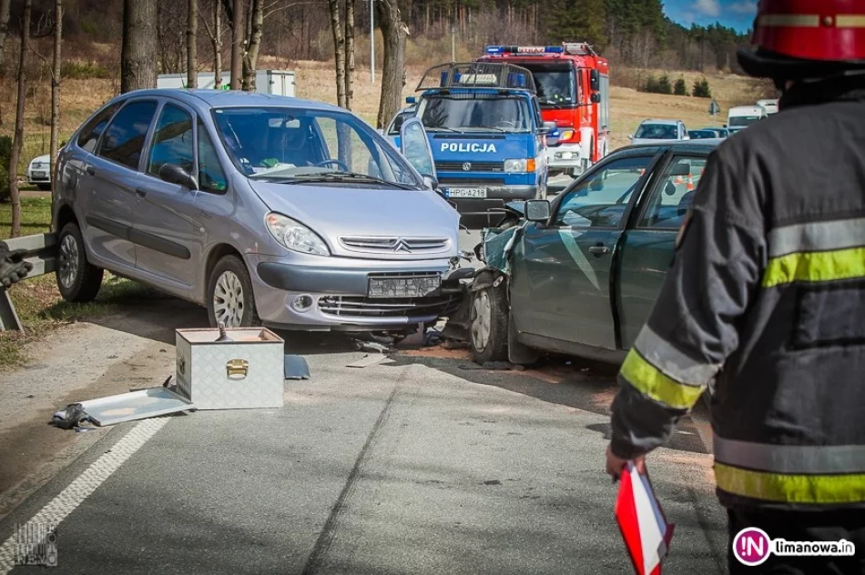 Zderzenie dwóch osobówek na DK28. Jedna osoba ranna - zdjęcie 2