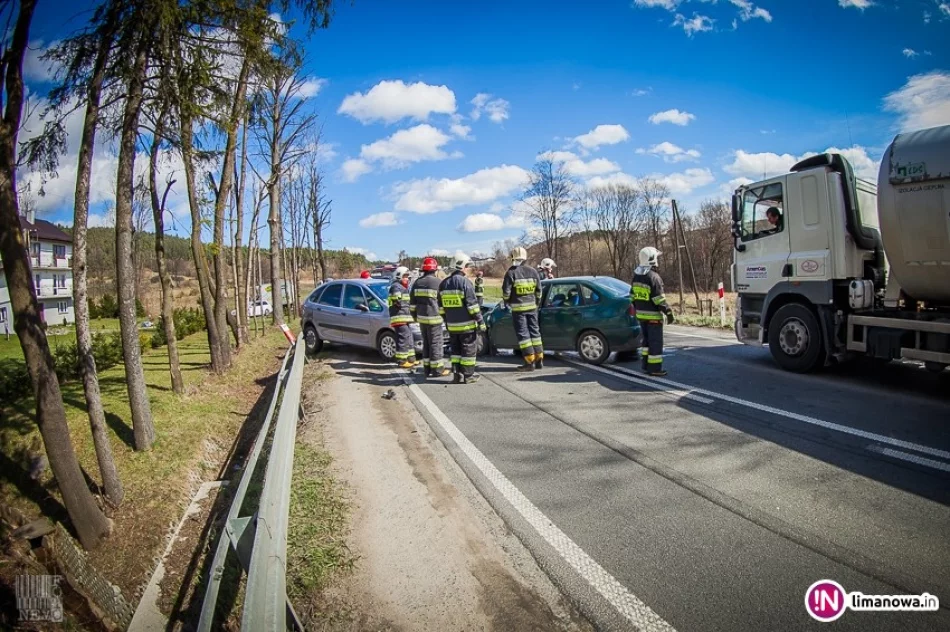 Zderzenie dwóch osobówek na DK28. Jedna osoba ranna - zdjęcie 3