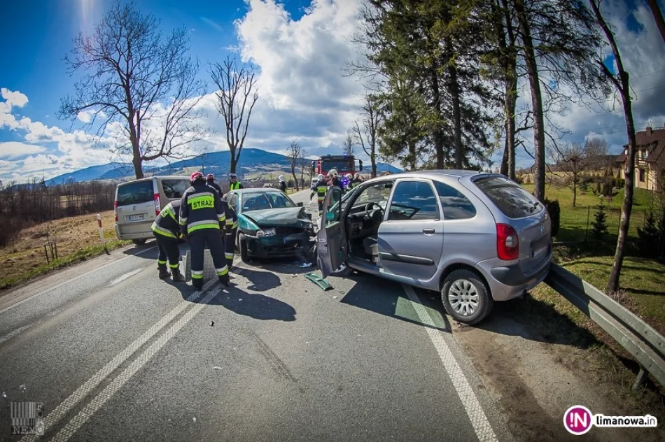 Zderzenie dwóch osobówek na DK28. Jedna osoba ranna - zdjęcie 4
