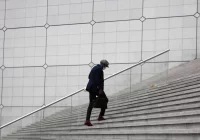 Europa przedłuża restrykcje: wydłużone lockdowny, godzina policyjna, zawieszone nabożeństwa - zdjęcie główne