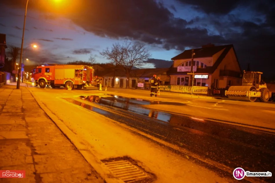 Awaria walca drogowego - olej rozlany na drodze - zdjęcie 2