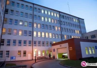 Awanturnik chciał wcześniej policjantowi zabrać broń. Po nieudanej ucieczce i złamaniu ręki jest pilnowany w szpitalu - zdjęcie główne