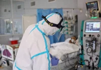 13 nowych zakażeń i kolejny zgon w powiecie. 5 tys. zł dla mikro i małych firm. ​Dodatkowy zasiłek opiekuńczy przedłużony - zdjęcie główne