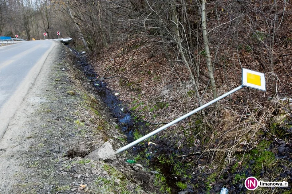 Wyrwali znaki drogowe - zdjęcie 3