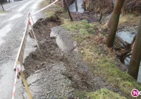 Woda podmyła brzeg i uszkodziła drogę - zdjęcie główne