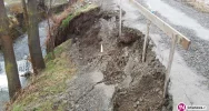 Woda podmyła brzeg i uszkodziła drogę - zdjęcie 2