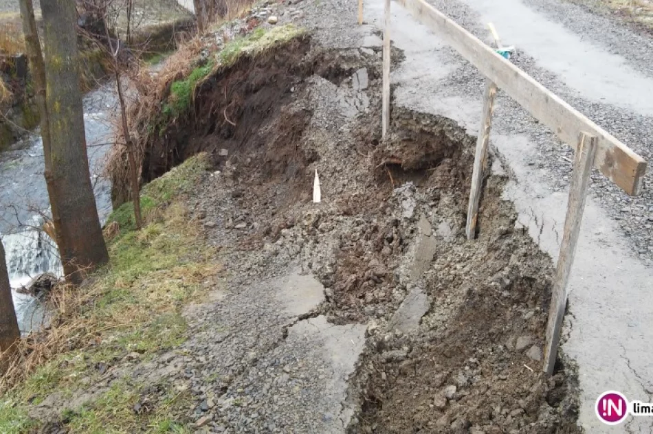 Woda podmyła brzeg i uszkodziła drogę - zdjęcie 2